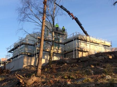 Stort hus med byggnadsställning runt
